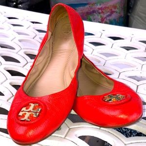 Tory Burch red/orange leather flats gold logo 9